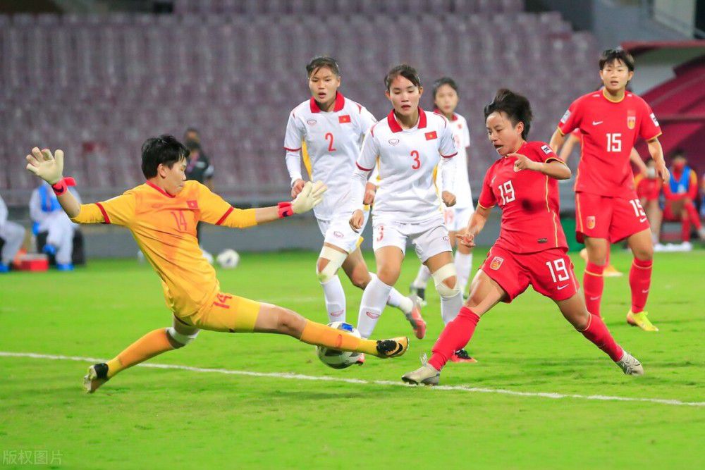 国术乃华夏国学，近代李小龙活着界上建立东方人英雄形象，而后更有王羽、李连杰将我国技击以片子及多种角度先容到西方世界，雪洗「东亚病夫」不名之誉。李连杰专擅的“醉拳““醉剑““太极拳““南拳““八卦棍“亦屡次取得全年夜陆总冠军，扬威国际，本片初次揭秘式于众……